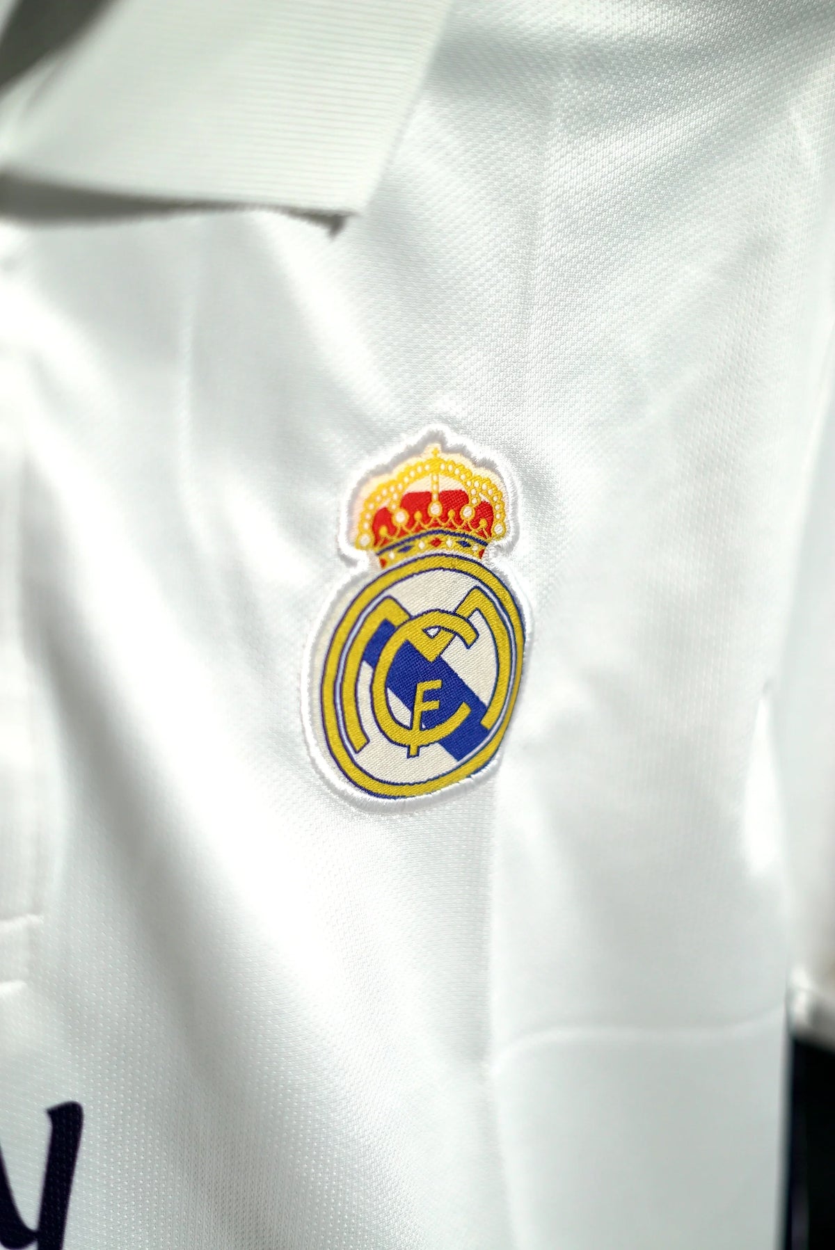 Real Madrid | CRISTIANO RONALDO #7 | 2016 -17 | Home Kit | Fly Emirates | Retro Design | White | Embroidered Badges | Collared Kit | Regular Fit