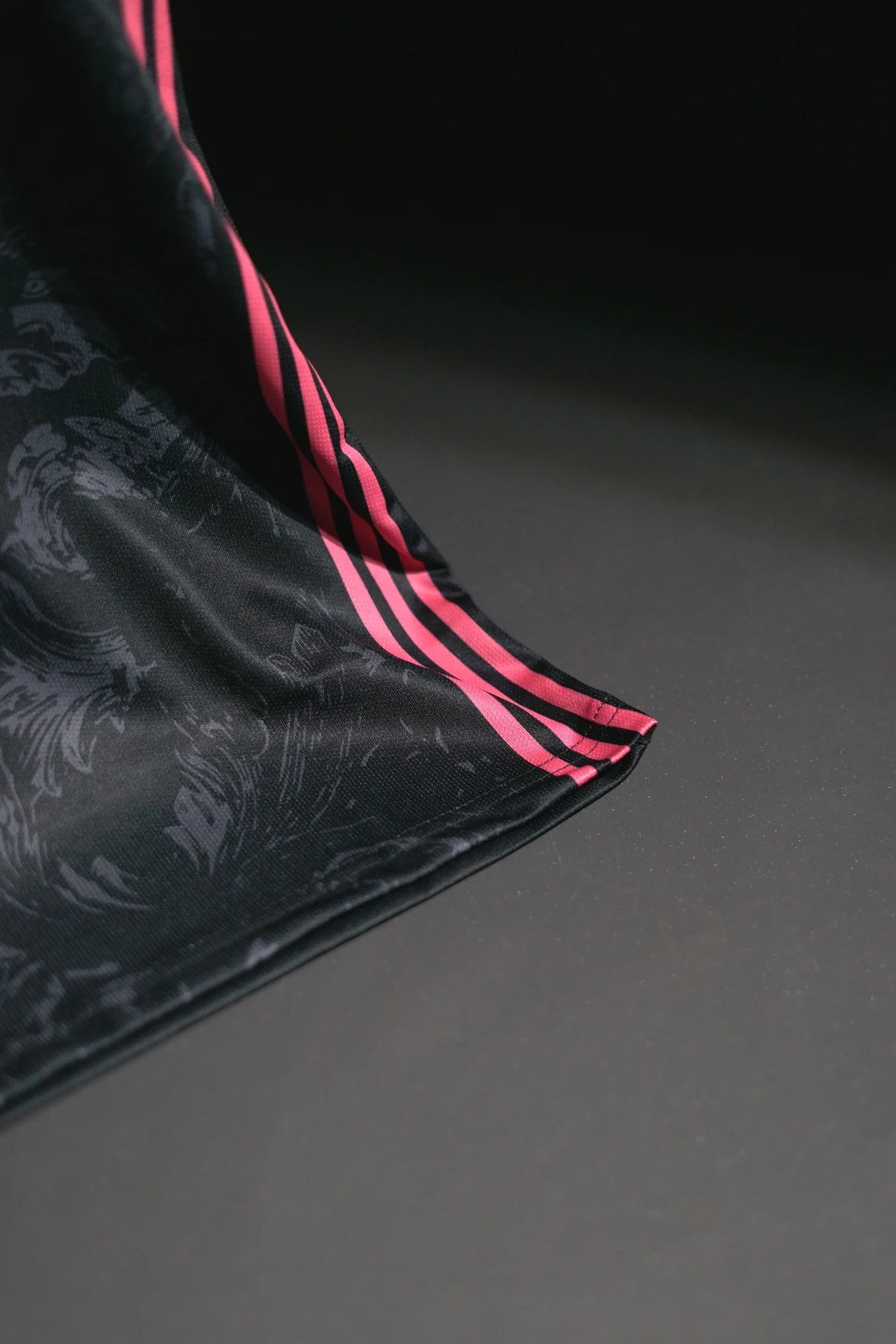Real Madrid FC | SERGIO RAMOS #4 | 2020-21 | Third Kit | Emirates | Retro Design | Black & Pink | Regular Fit