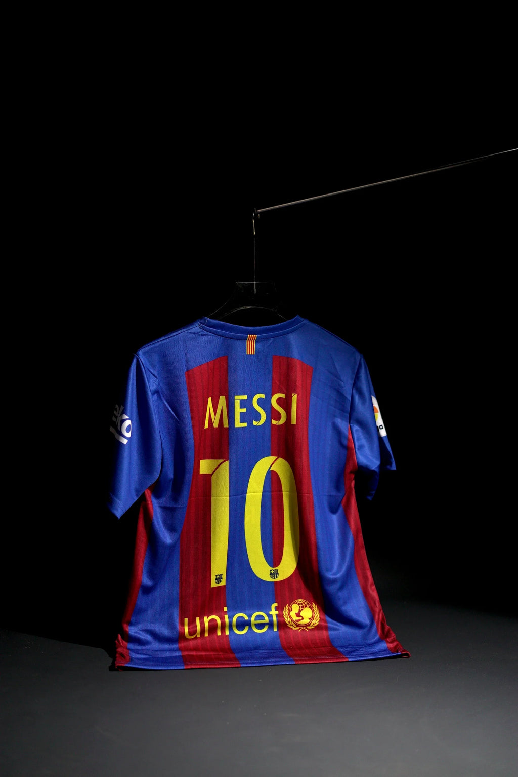 Barcelona  FC | LIONEL MESSI #10 | 2016-17 | Home Kit | Qatar Airways | Retro Design | Red & Blue | Regular Fit