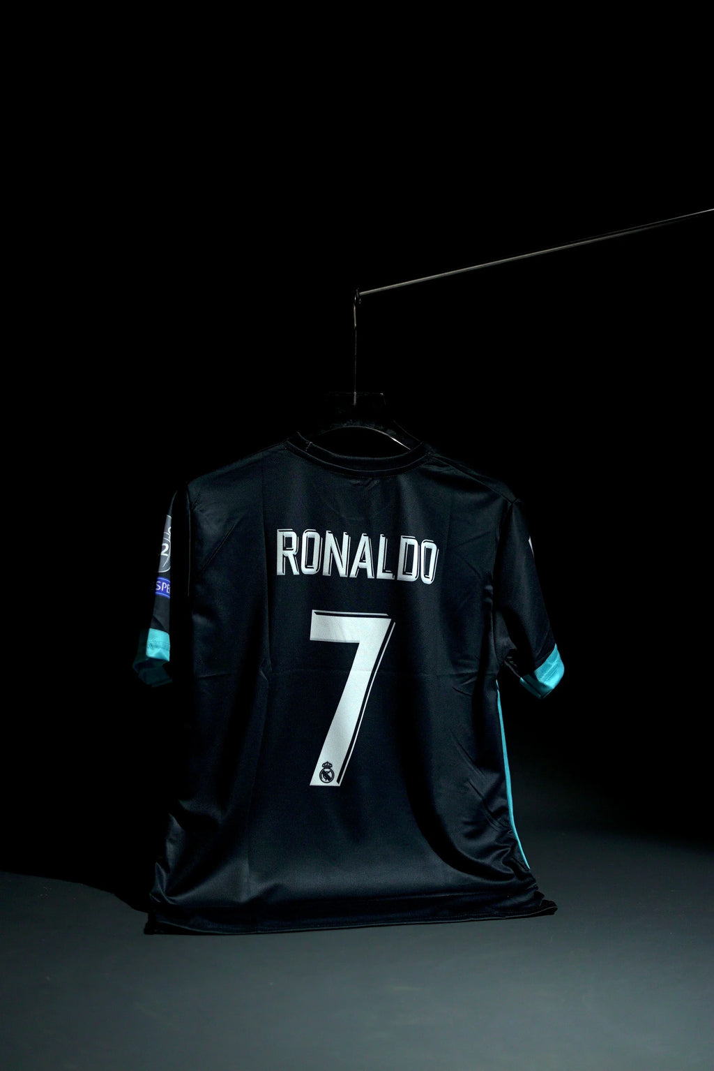 Real Madrid | CRISTIANO RONALDO #7 | 2017-18 | Away Kit | Fly Emirates | Retro Design | Black | Regular Fit