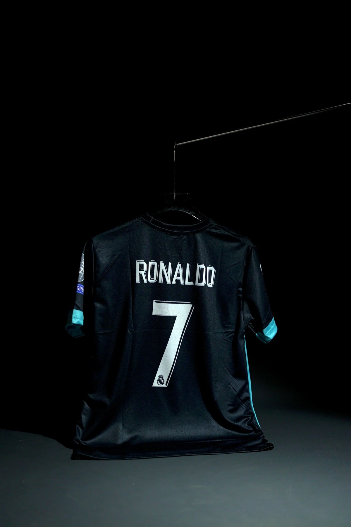 Real Madrid | CRISTIANO RONALDO #7 | 2017-18 | Away Kit | Fly Emirates | Retro Design | Black | Regular Fit