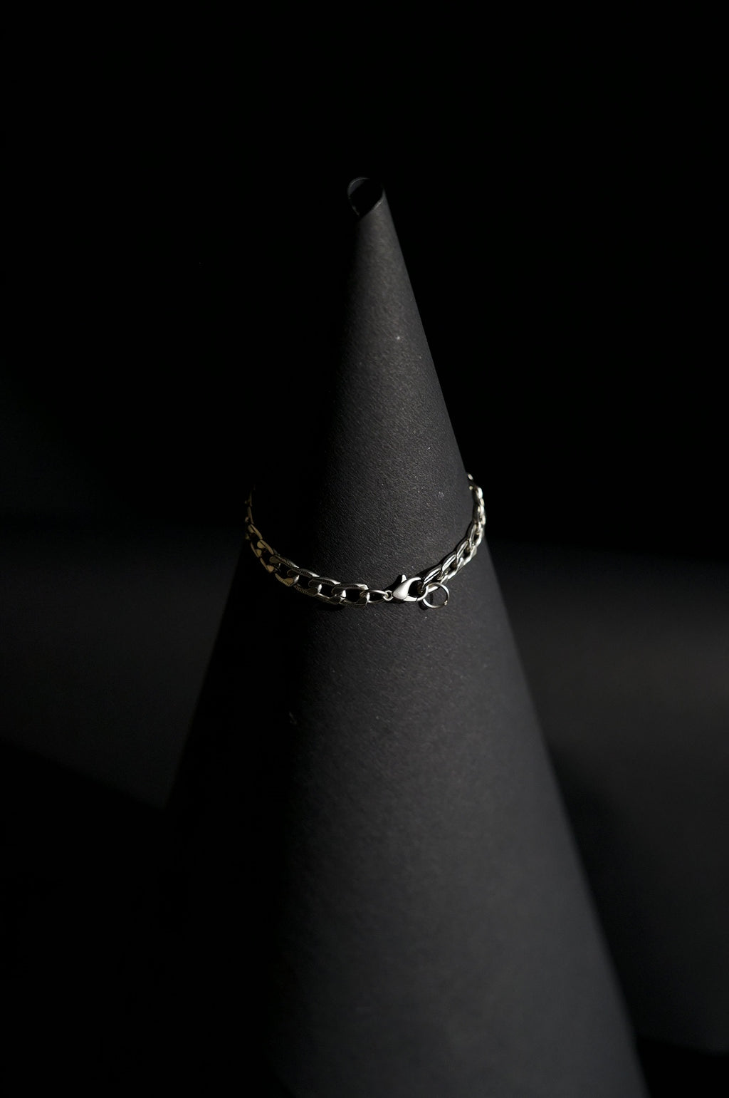 Bracelet | Single Strand | Curb Chain Links | Lobster Clasp | Men & Women | Stainless Steel | Silver Finish | Minimalist Statement Style