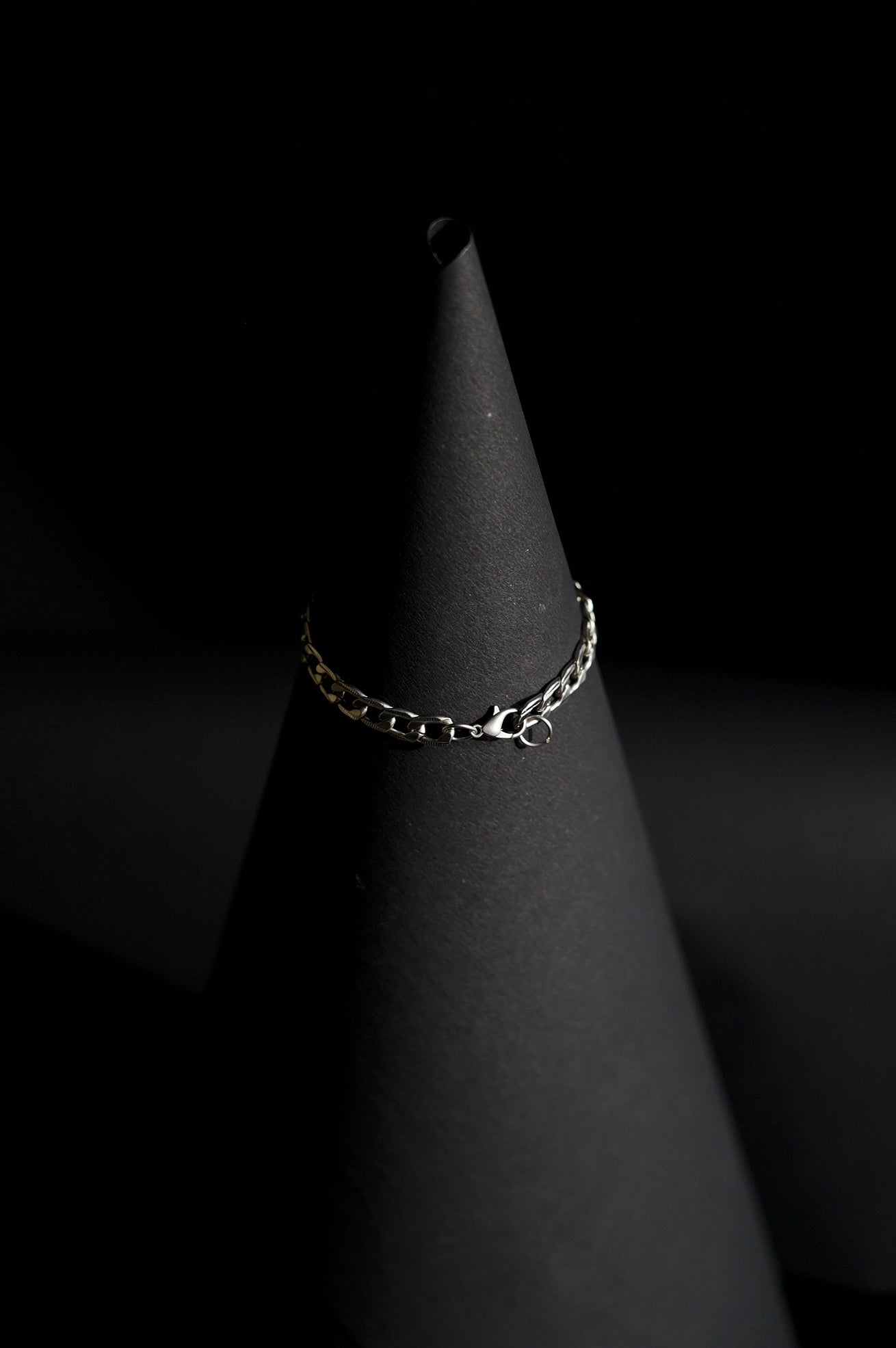 Bracelet | Single Strand | Curb Chain Links | Lobster Clasp | Men & Women | Stainless Steel | Silver Finish | Minimalist Statement Style