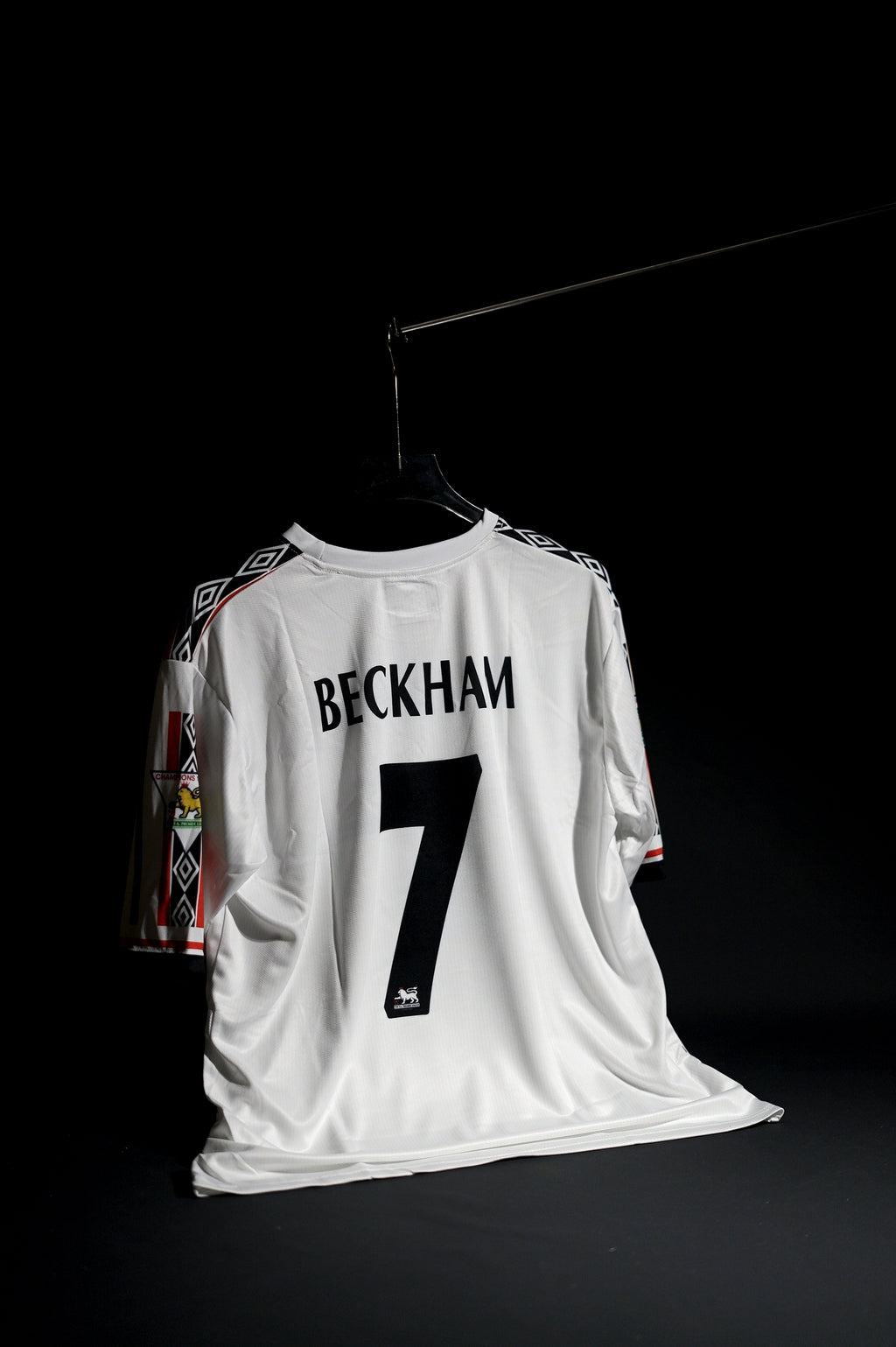 Manchester United | DAVID BECKHAM #7 | 1998-99 | Away Kit | Retro Design | White & Red | Oversized Fit
