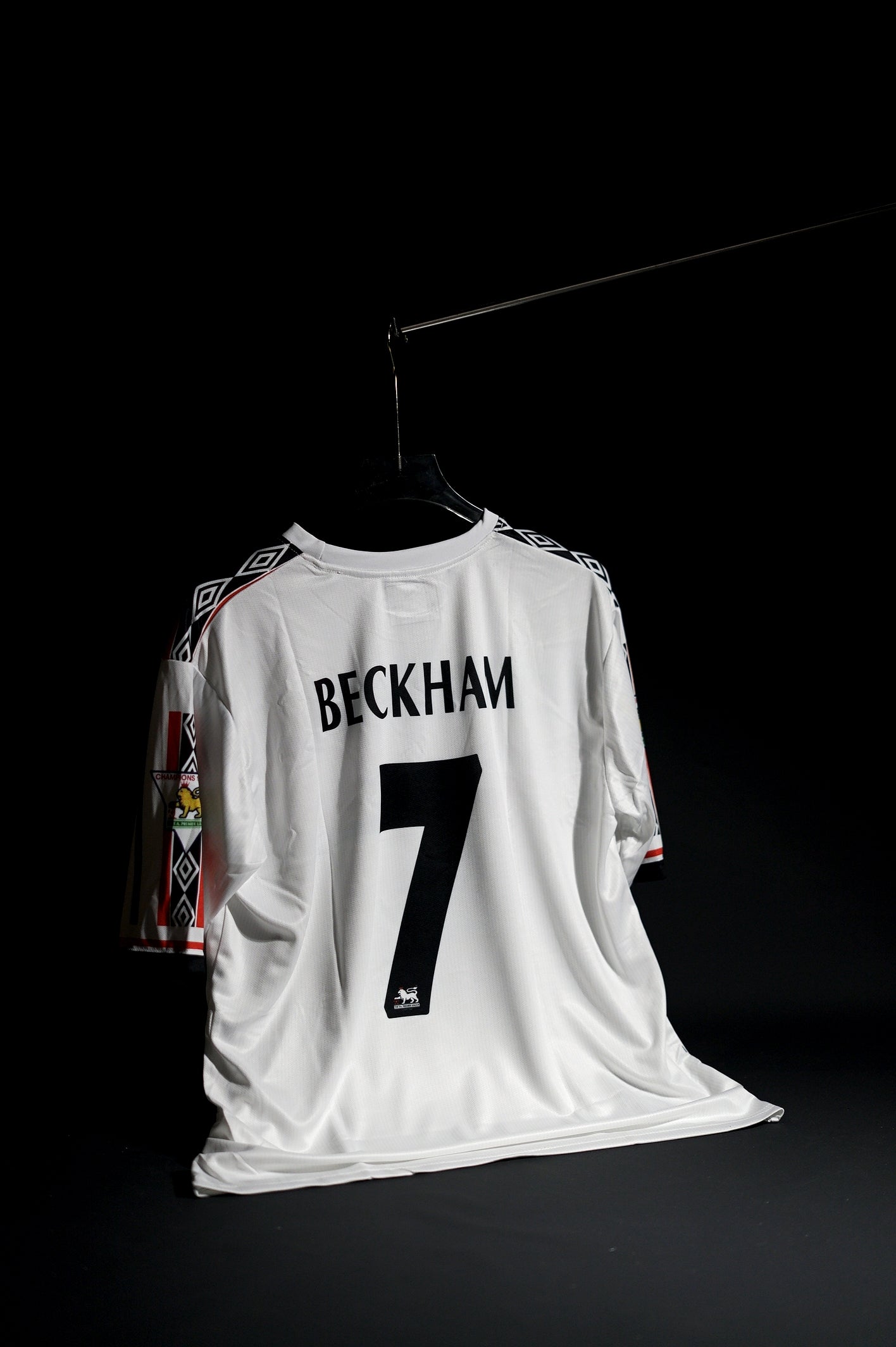 Manchester United | DAVID BECKHAM #7 | 1998-99 | Away Kit | Retro Design | White & Red | Oversized Fit