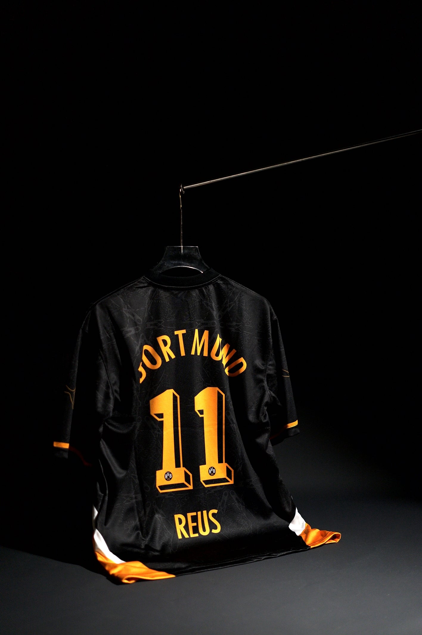Borussia Dortmund FC | REUS #11 | 2009-10 | Away Kit | Retro Design | Black & Orange | Oversized Fit