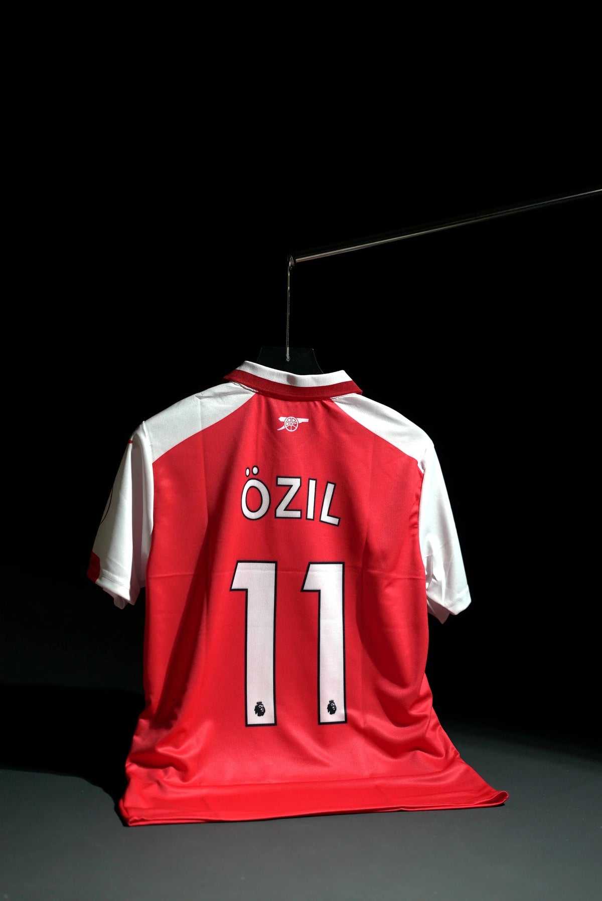 Arsenal FC | OZIL #11 | 2017-18 | Home Kit | Fly Emirates | Retro Design | Red | Collared Kit | Regular Fit