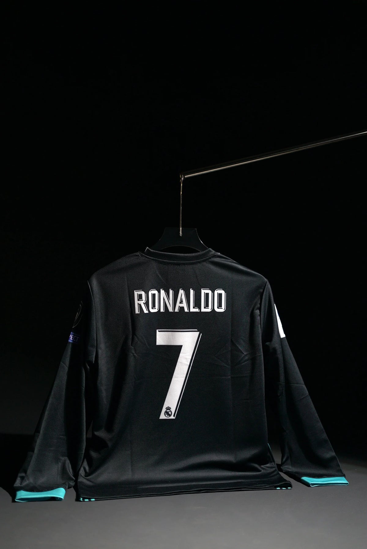 Real Madrid FC | CRISTIANO RONALDO #7 | 2017-18 | Away Kit | Fly Emirates | Retro Design | Black | Full Sleeve Fit