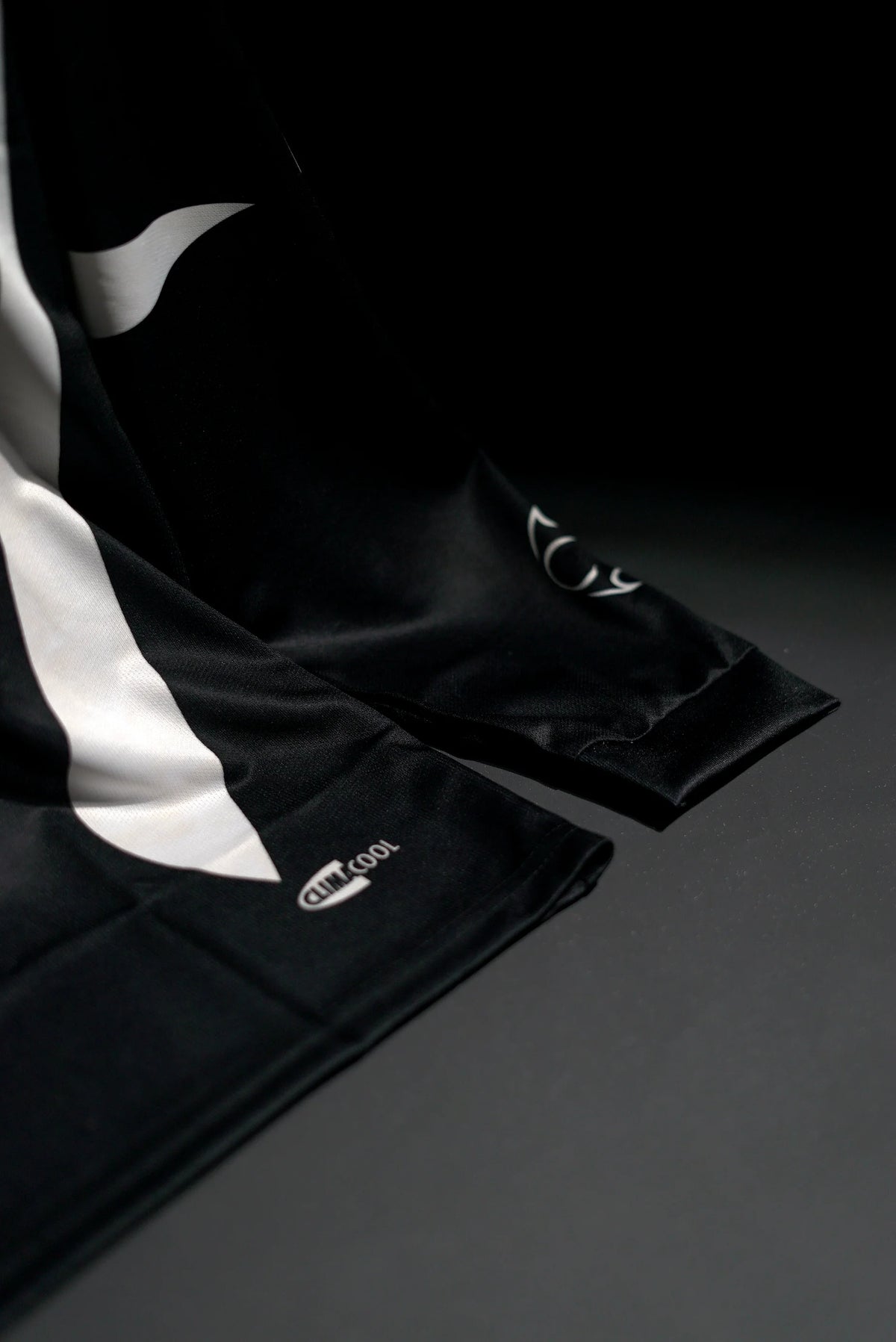 Real Madrid | DAVID BECKHAM #23 | 2006-07 | Away Kit | BenQ | Retro Design | Black | Full Sleeve Fit